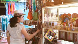 femme dans un magasin de souvenirs - Nicaragua