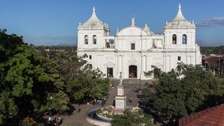 Cathédrale et parc central de León, Nicaragua