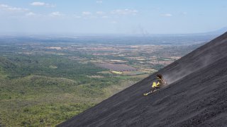 descente de volcan (volcano boarding)- Cerro Negro, Nicaragua
