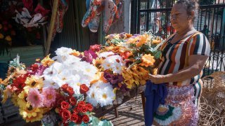 Femme vendant des fleurs naturelles et artificielles pour le Jour des Morts à Managua, Nicaragua, Amérique Centrale