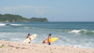 Surfers au Nicaragua