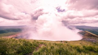 Cratère fortement fumant très actif du duo volcanique Masaya-Nindiri au Nicaragua