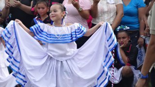 jeune fille en robe traditionnelle - fêtes patriotiques Nicaragua