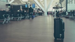 valise dans un aéroport - voyage